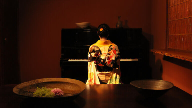 Femme au piano portant un kimono dans MA SOEUR BIEN AIMÉE de Kyoka Tsukamoto
