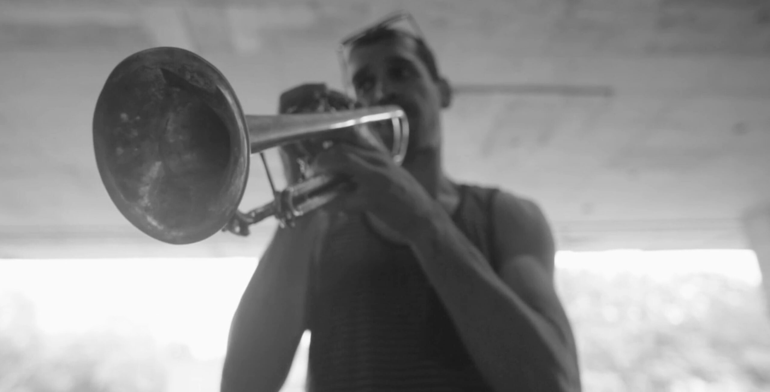 Un trompettiste dans une scène du film CHER JACKIE de Henri Pardo