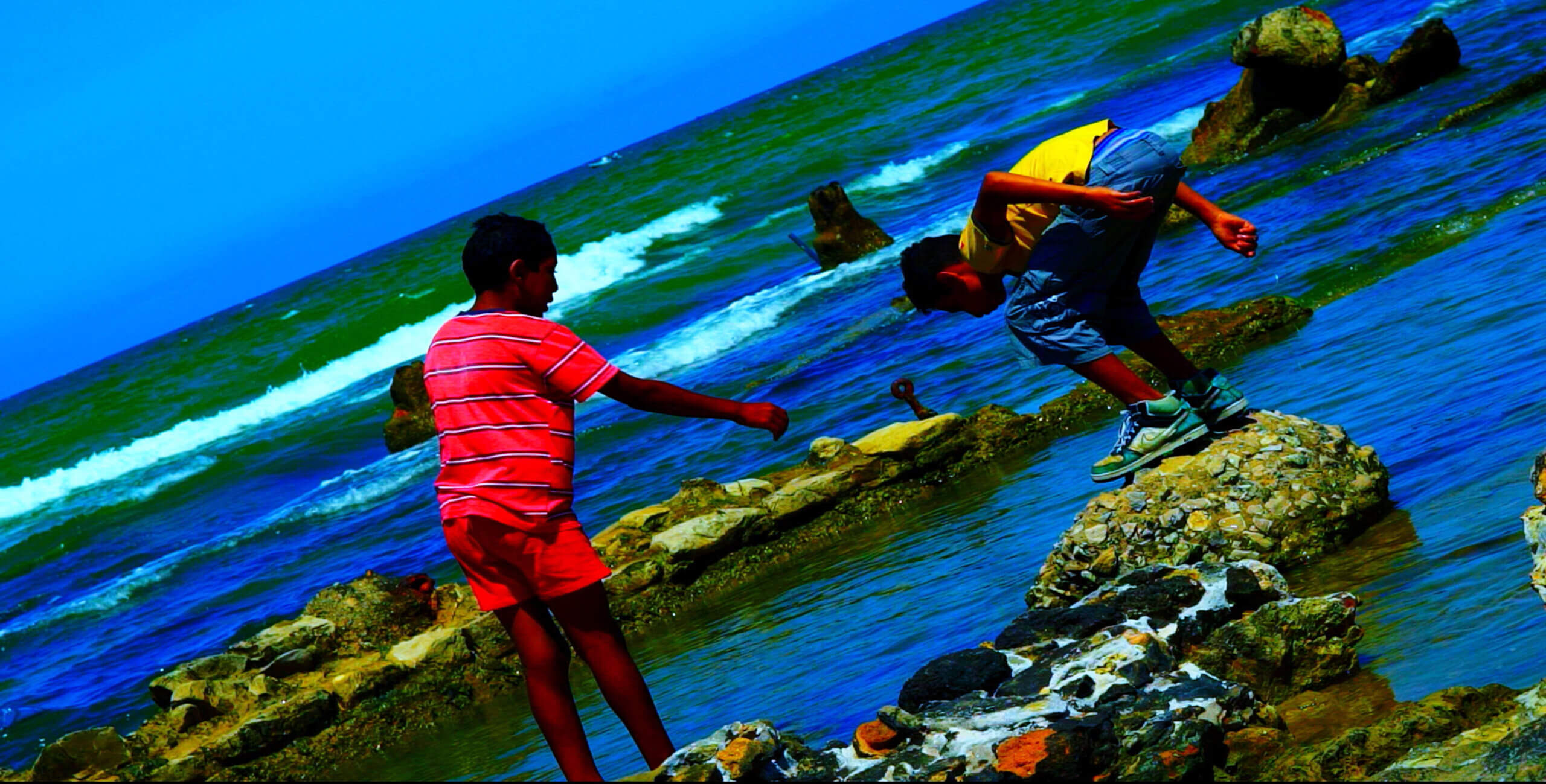 Image représentant des enfants au bord de la mer dans LE LIVRE D'IMAGE de Jean-Luc Godard