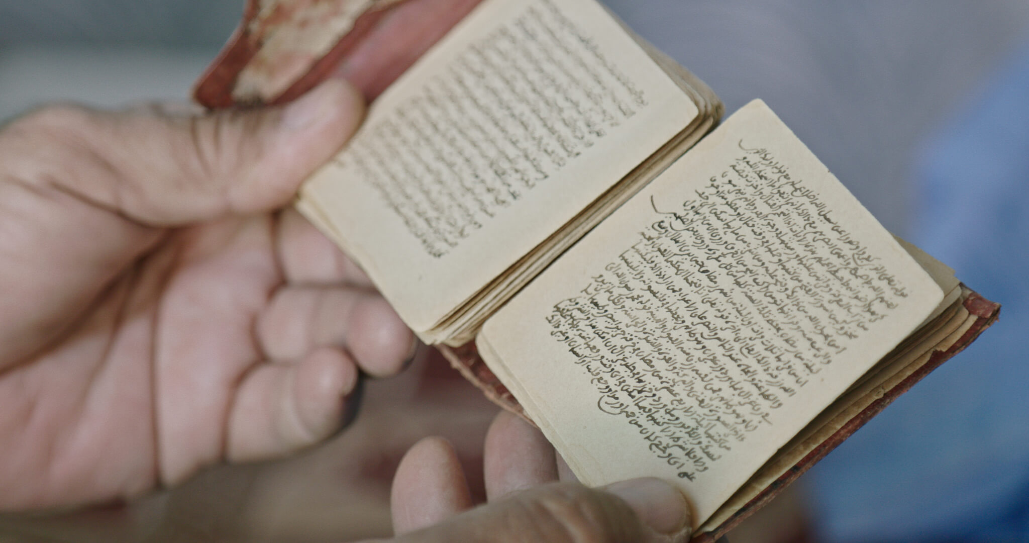 Un manuscrit ancien dans le film AU-DELÀ DU PAPIER