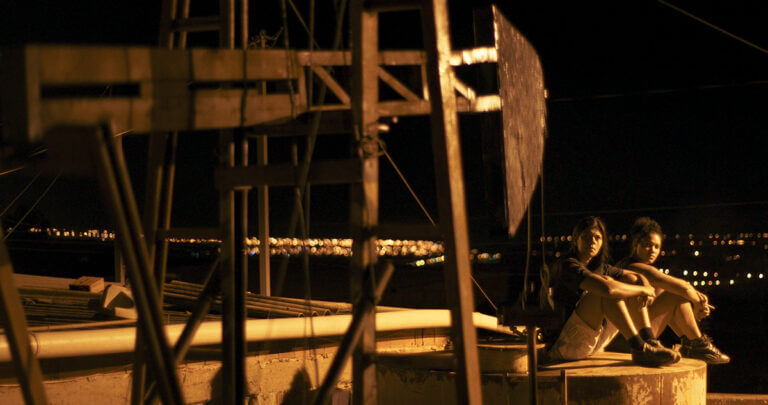 Les sœurs Chitarra et Léa dans une scène du film DRY GROUND BURNING de Joana Pimenta et Adirley Queirós