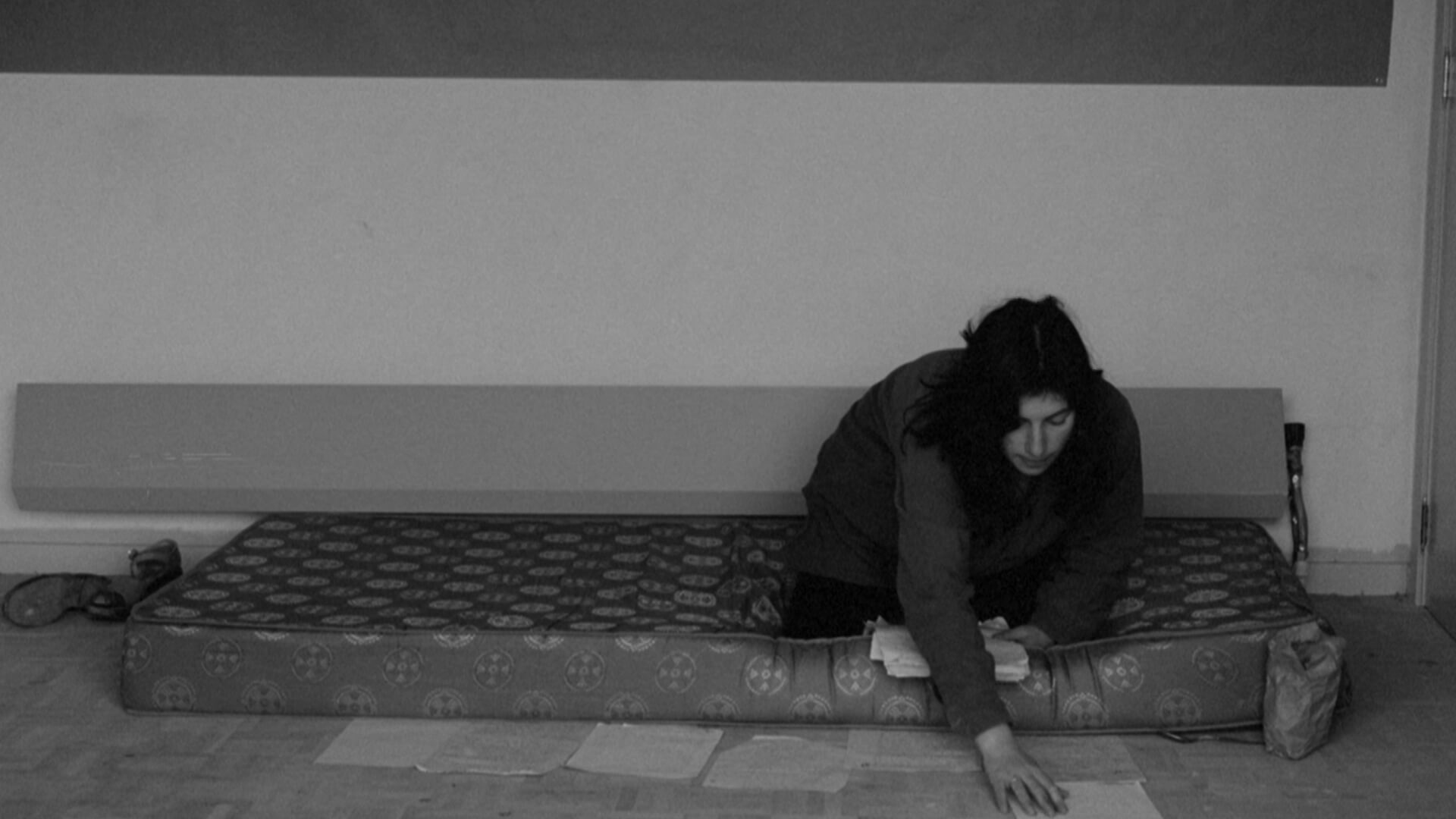 Chantal Akerman dans une scène de son propre film JE, TU, IL, ELLE