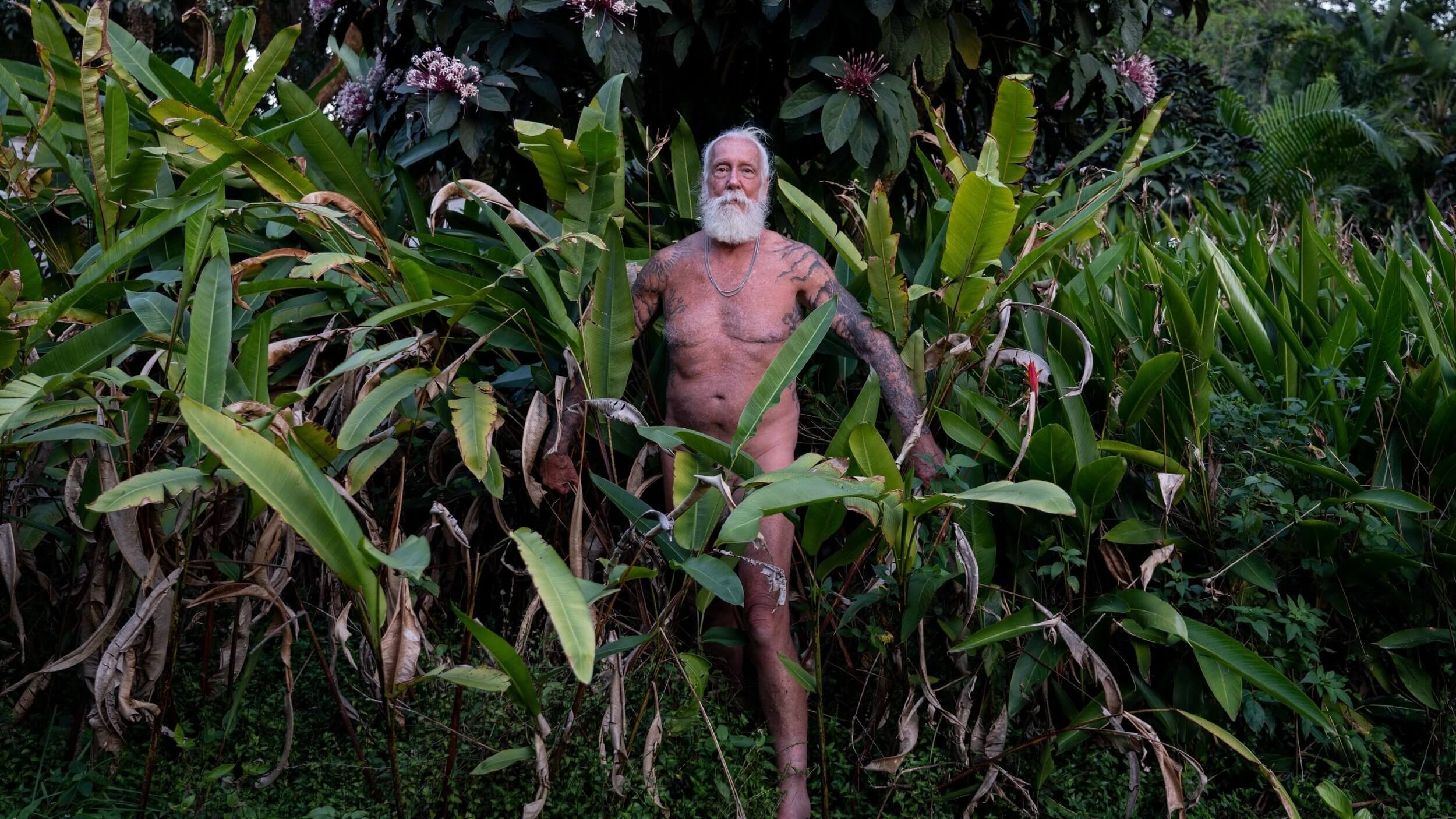 Un naturiste dans le film Naked Gardens