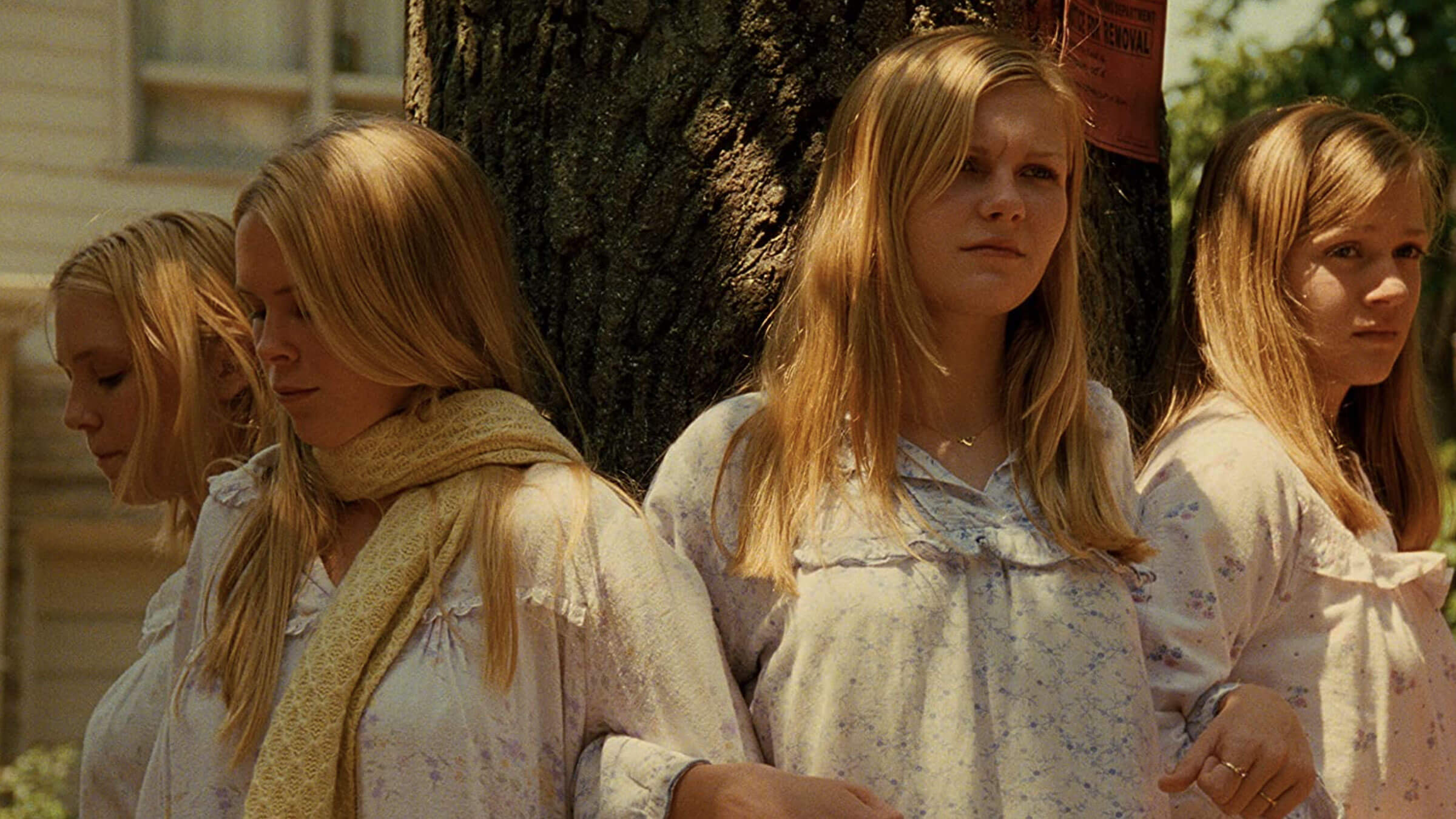 Les sœurs Lisbon dans une scène du film The Virgin Suicides de Sophia Coppola