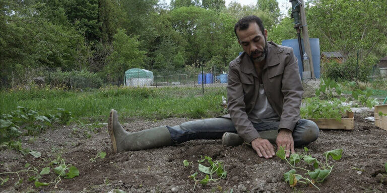 Gevar dans une scène du film La terre de Gevar de Qutaiba Barhamji