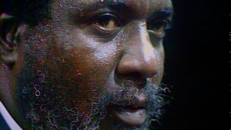 Gros plan sur le visage de Thelonius Monk dans une scène du film Rewind and Play
