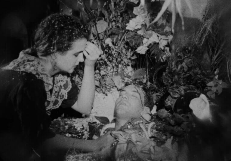 Une femme pleure un soldat mort dans une scène du film Archangel de Guy Maddin