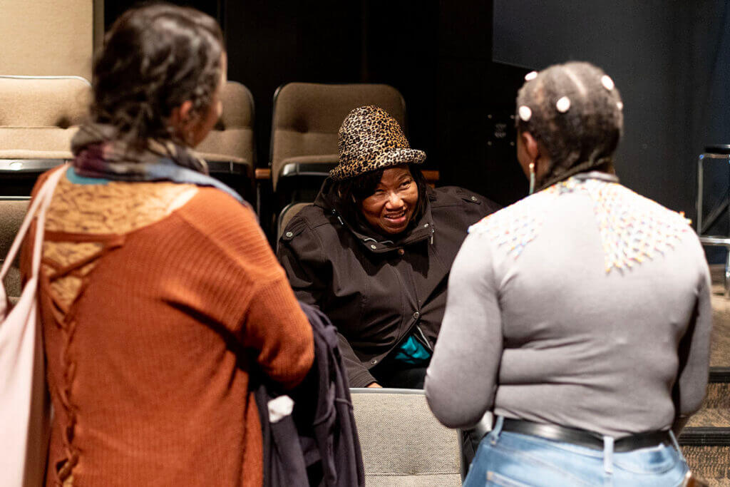 Peggy Nkunga Ndona discute avec des spectatrices lors d'un atelier d'Ensemble au cinéma au Cinéma Public