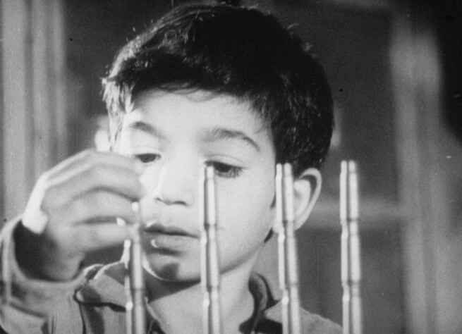 Un jeune palestinien joue avec des munitions dans le film Le jeu (The Game) de Shirak (1973)