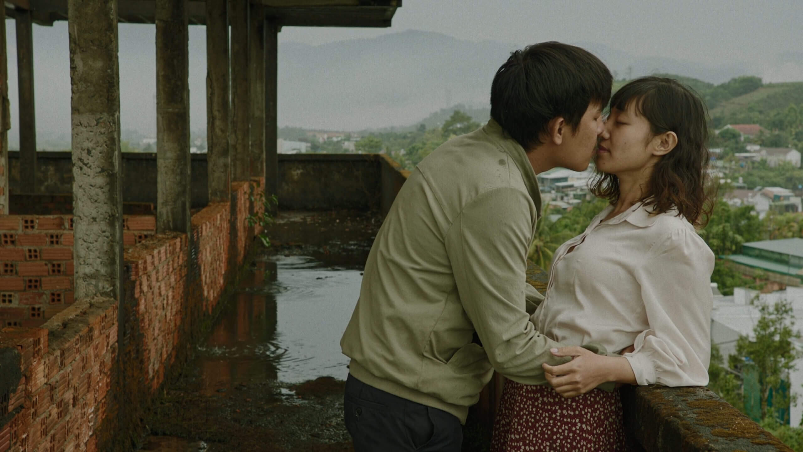 Un couple s'embrasse dans une scène du film L'arbre aux papillons d'or