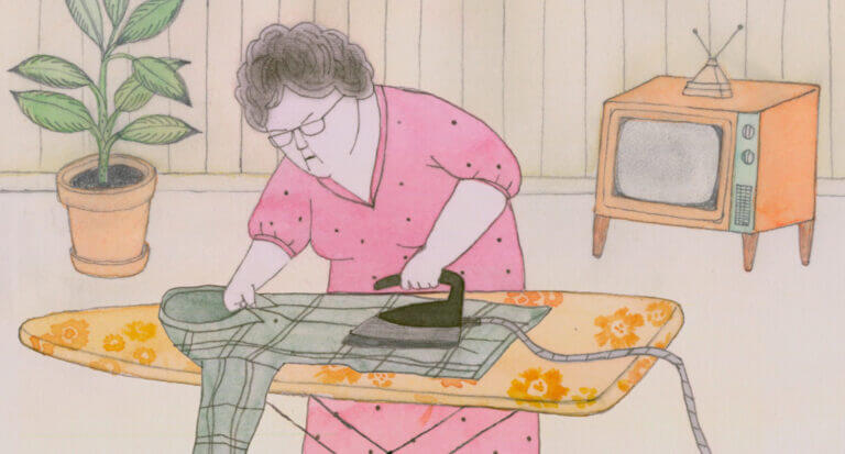 Une femme âgée repasse une chemise dans une scène du film d'animation MAMIE de Janice Nadeau