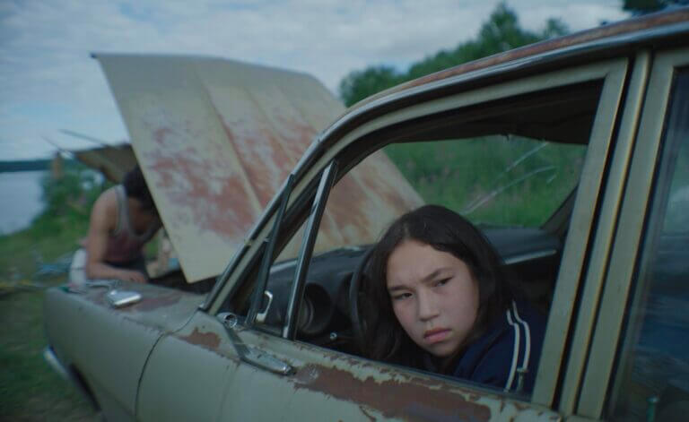 Une jeune fille Atikamekw dans une voiture dans une scène du film Soleils Atikamekw
