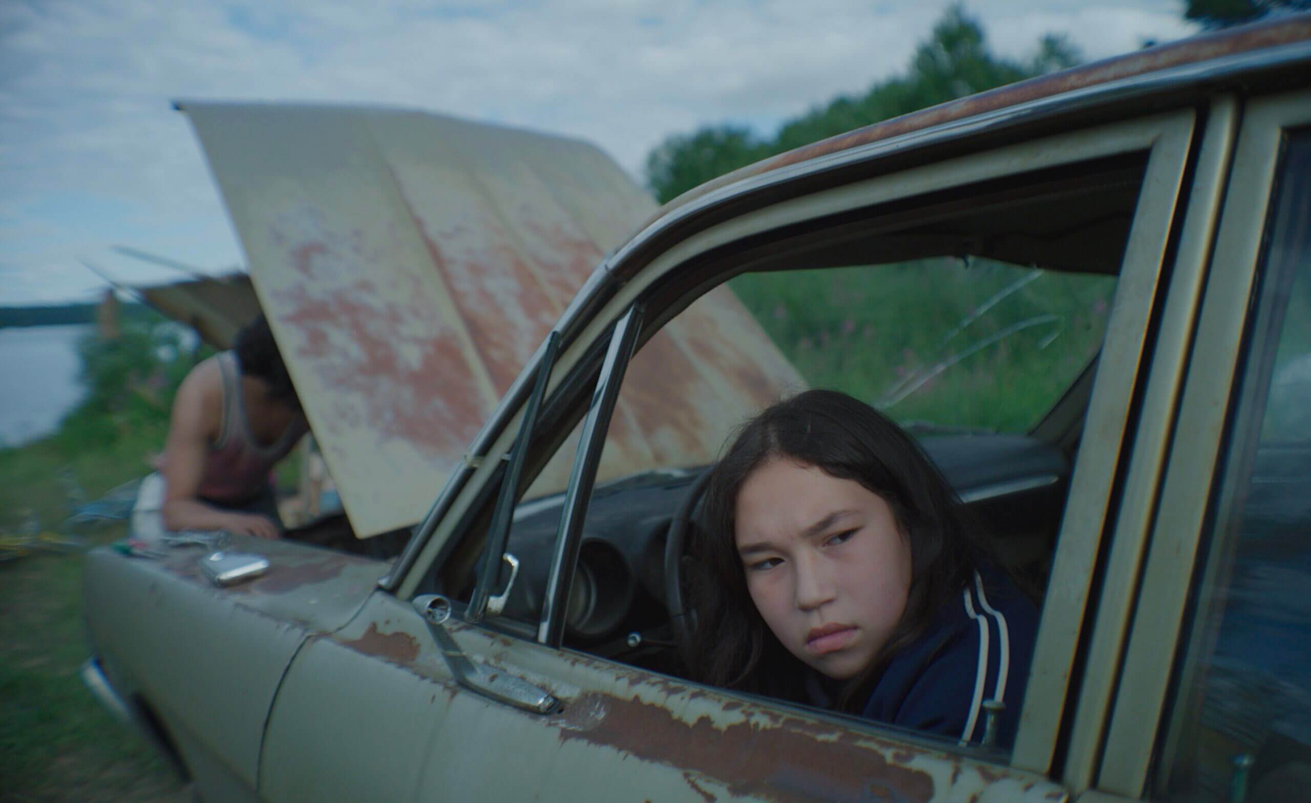 Une jeune fille Atikamekw  dans une voiture dans une scène du film Soleils Atikamekw