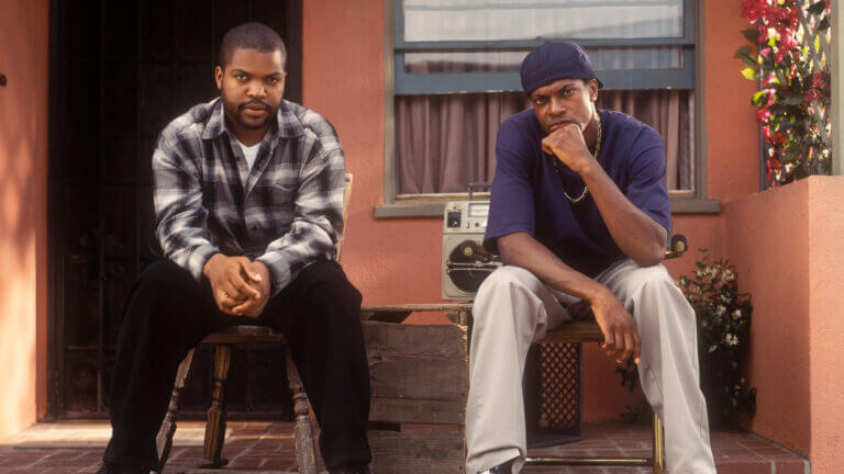 Ice Cube et Chris Tucker dans une scène du film Friday