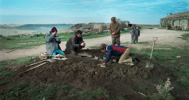 Fouille archéologique dans une scène du film La Chimera