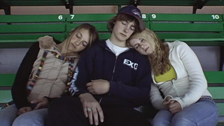 Trois ados endormis dans un aréna dans une scène du film à l'Ouest de Pluton