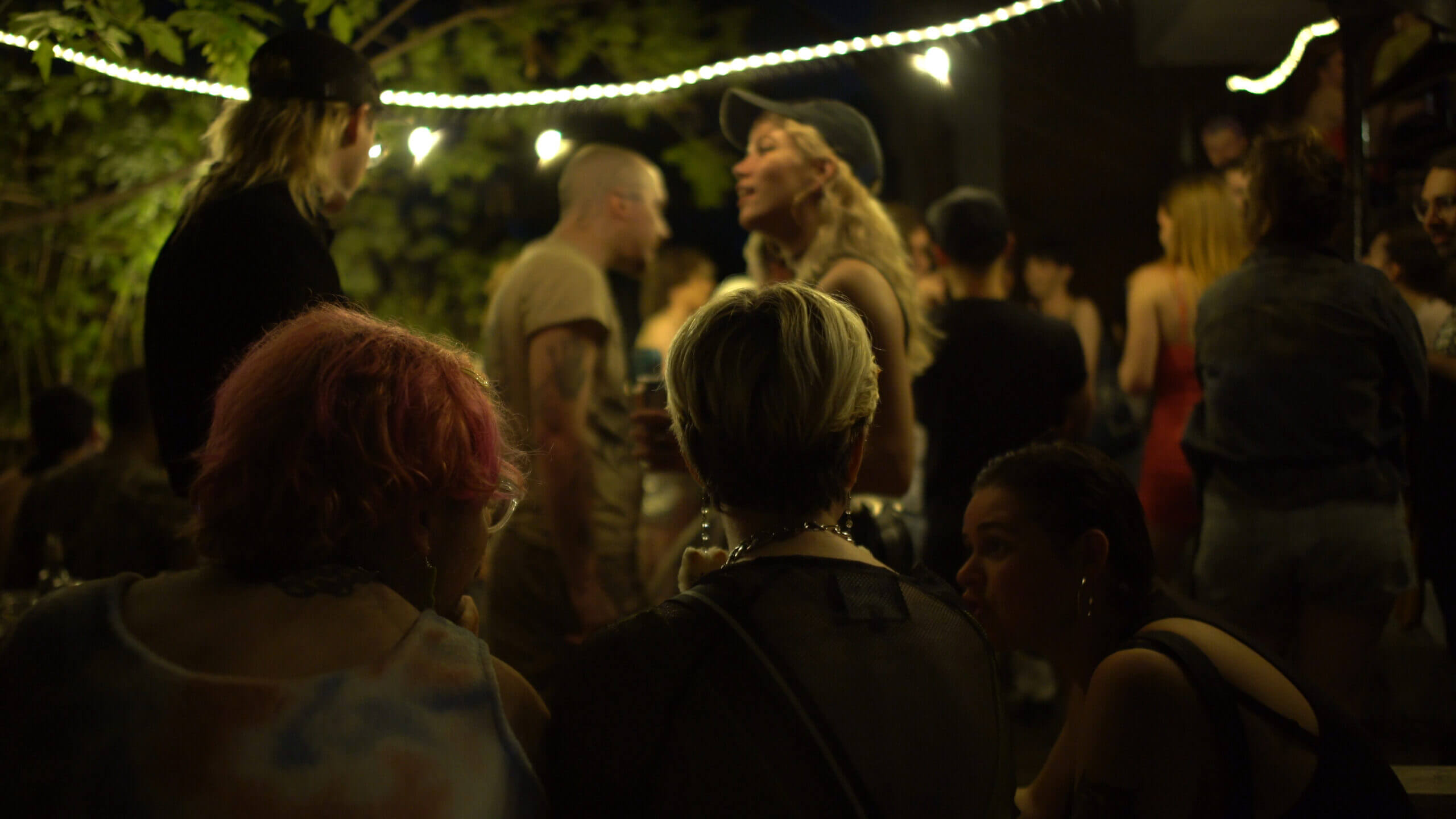 Une fête extérieure dans une cour dans une scène du film ÉVICTION