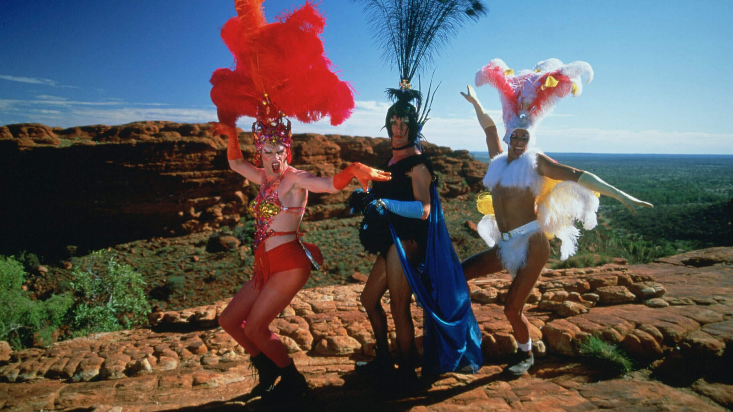 Hugo Weaving, Guy Pearce et Terence Stamp en drag dans une scène du film The Adventures of Priscilla, Queen of the Desert.
