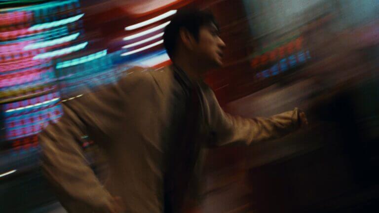 Takeshi Kaneshiro court à toute vitesse dans une scène du film Chungking Express.