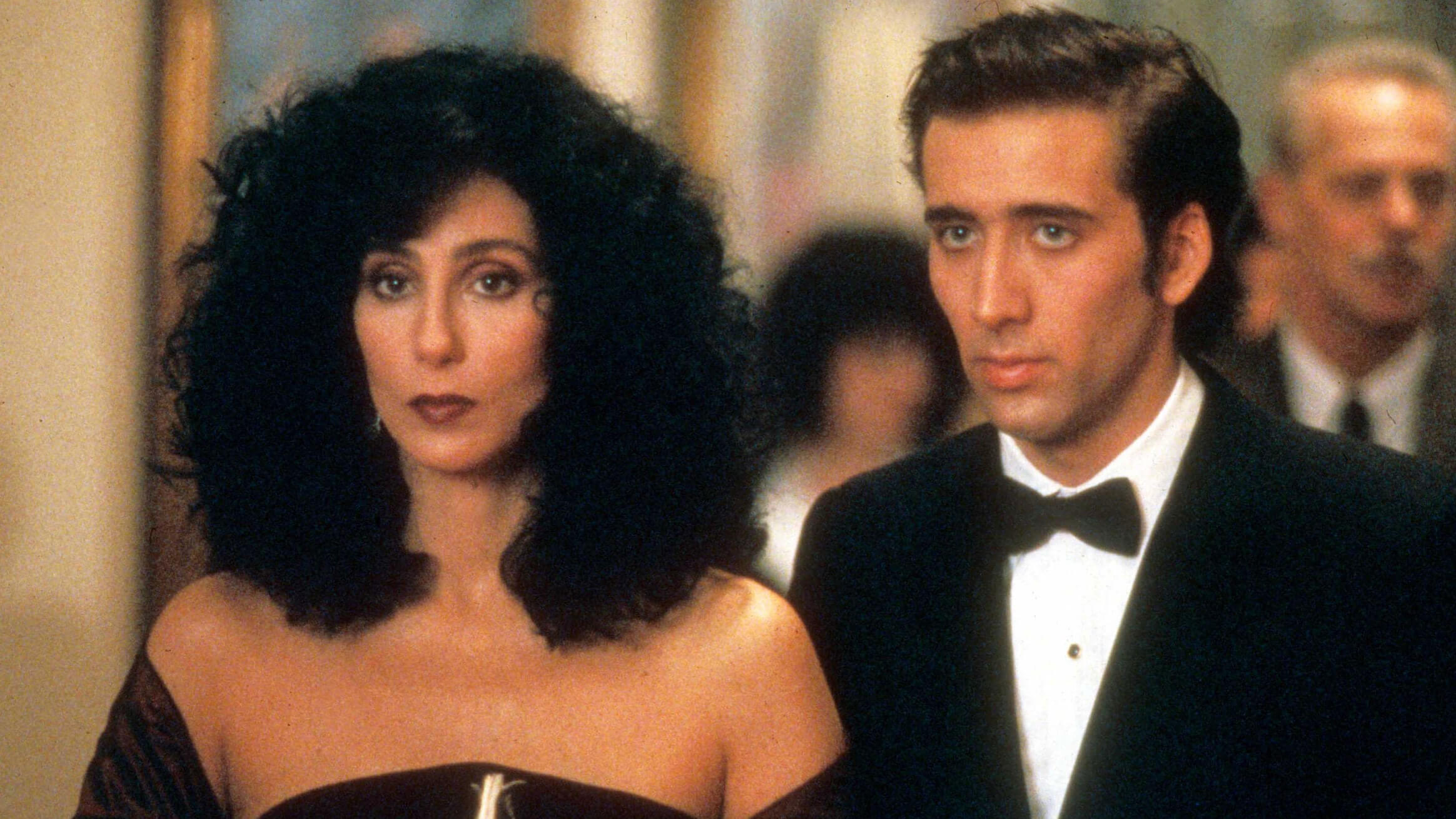 Cher et Nicolas Cage en tenues de soirée dans une scène du film Moonstruck.