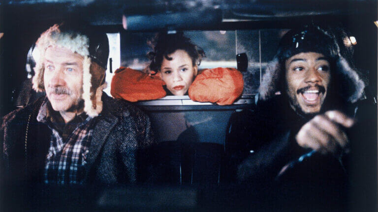 Trois personnes dans un taxi dans une scène du film Night on Earth de Jim Jarmusch.
