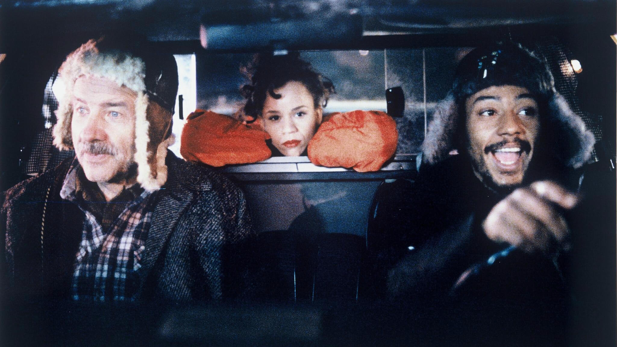 Trois personnes dans un taxi dans une scène du film Night on Earth de Jim Jarmusch.