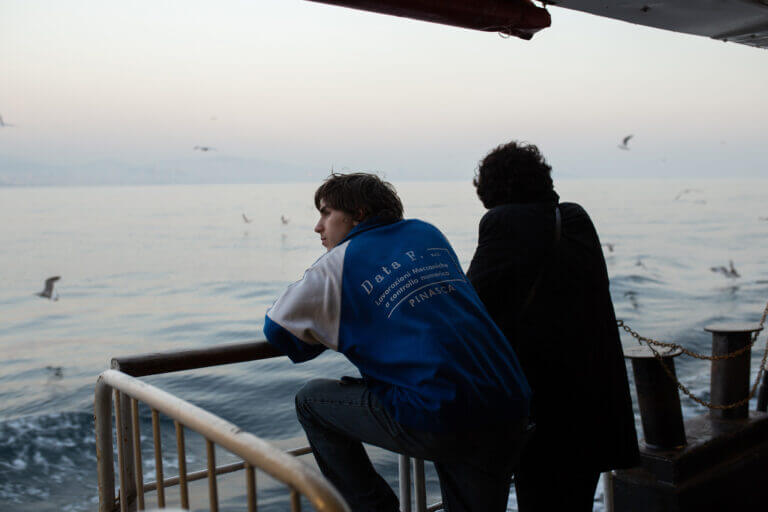 Deux personnes regardent la mer dans une scène du film Crossing de Levan Akin.