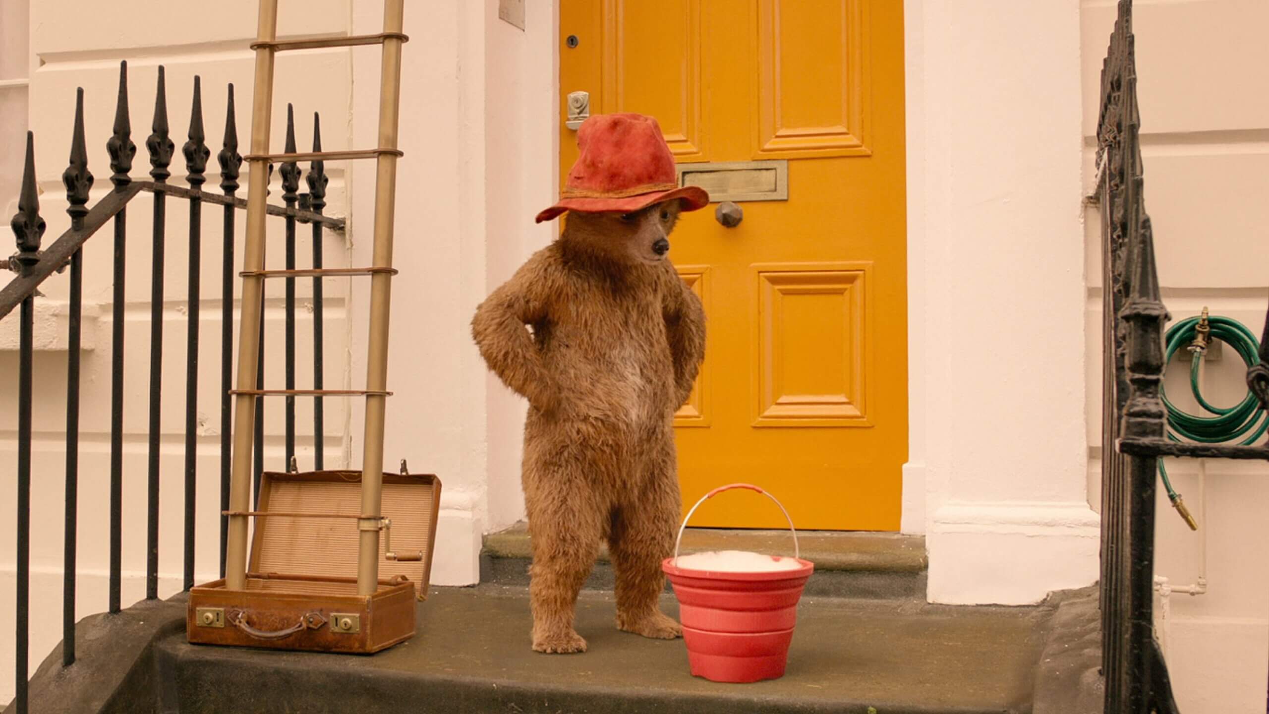 L'ours Paddington dans une scène du film Paddington 2