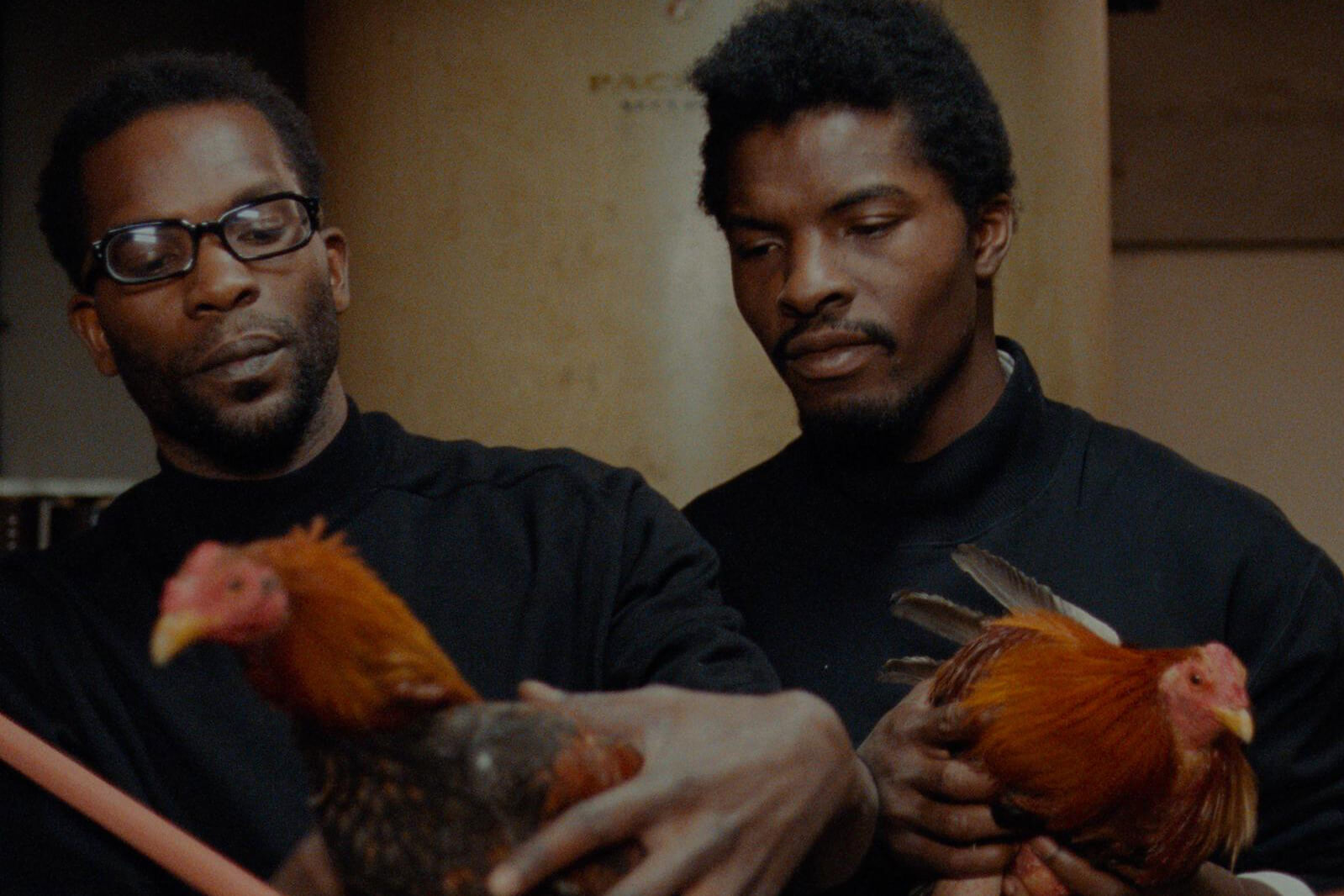 Alex Descas (Jocelyn) et Isaach de Bankolé (Dah) dans une scène du film S'en fout la mort de Claire Denis.