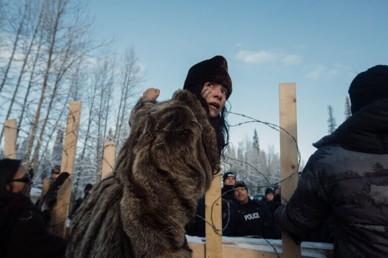 Une militante devant une barricade dans une scène du film Yintah.