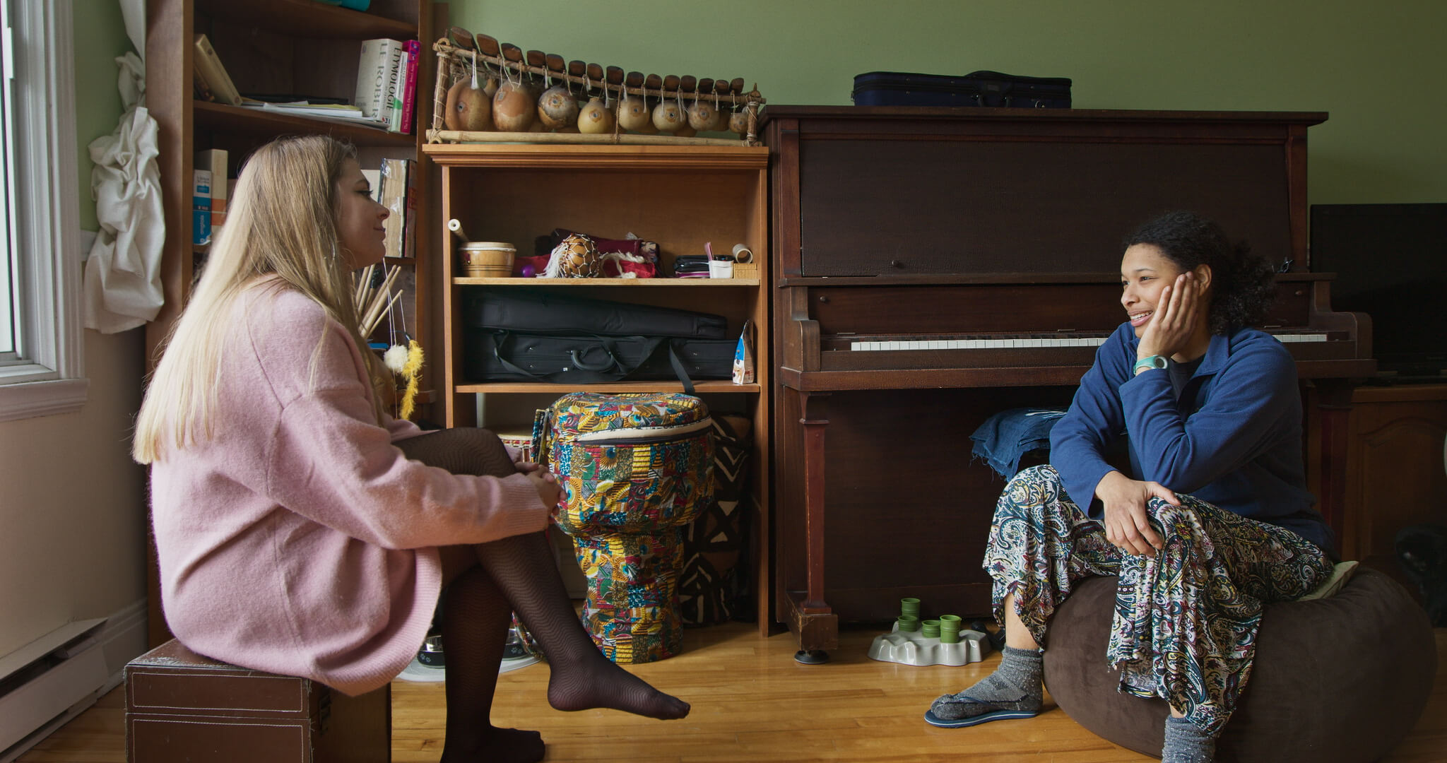 Une rencontre entre deux potentiels colocataires dans une scène du documentaire Cohabiter.