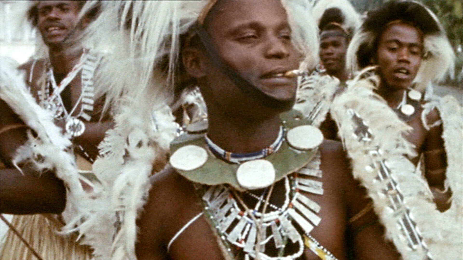 Des danseurs dans une scène du film documentaire Festival panafricain d'Alger de William Klein.