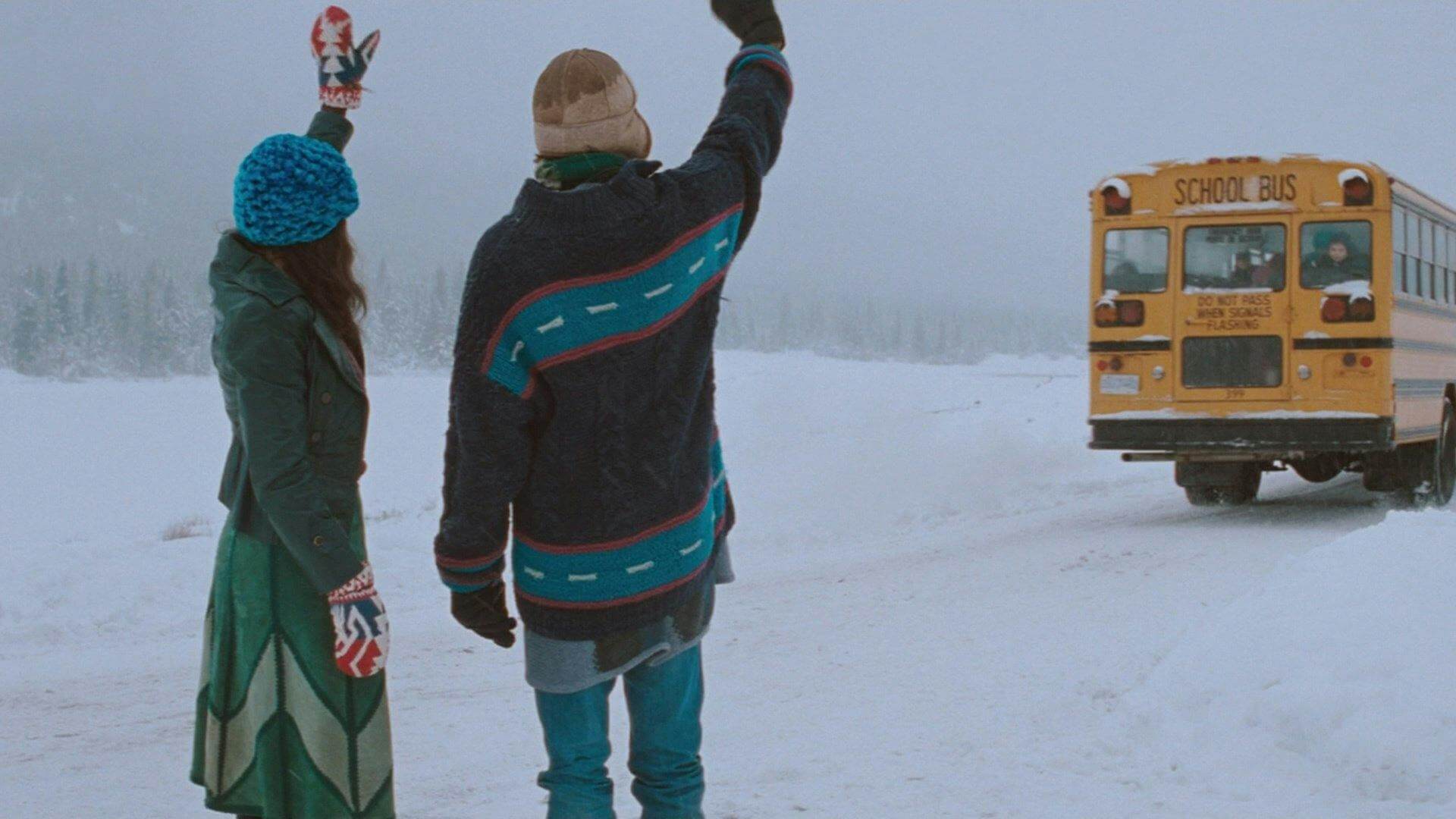 Des parents saluent les enfants à bord d'un autobus dans une scène du film The Sweet Hereafter.