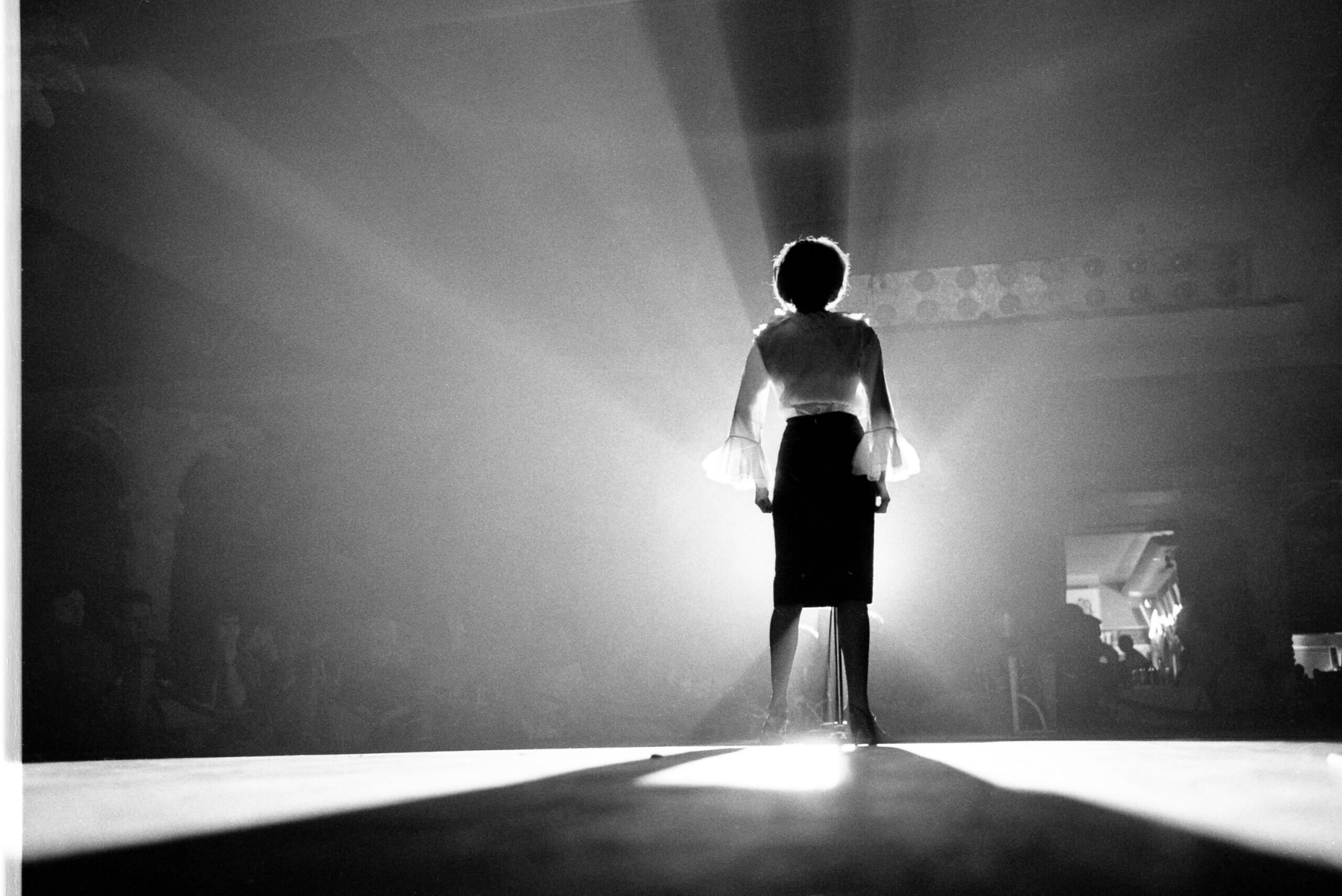 Photographie de Pauline Julien sur scène.