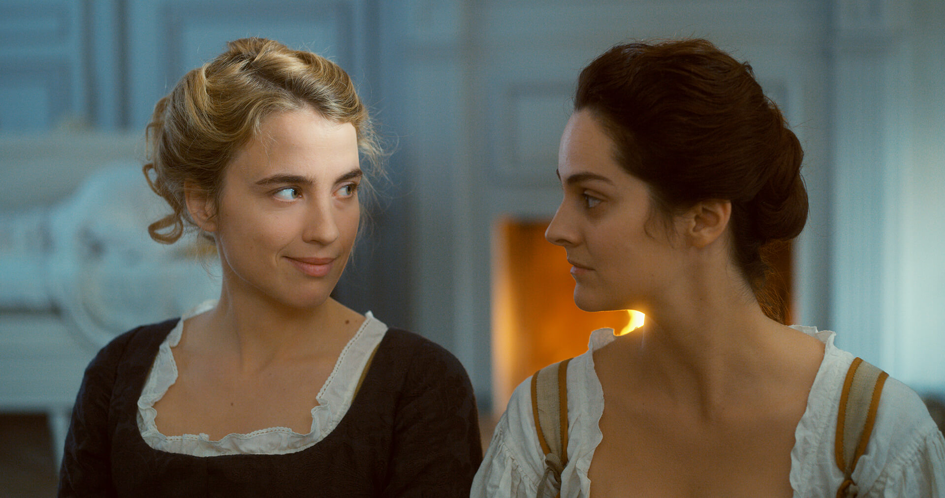 Adèle Haenel et Noémie Merlant dans une scène du film Portrait de la jeune fille en feu.