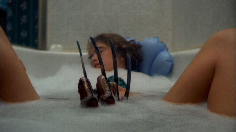 Heather Langenkamp dans une scène du film A Nightmare on Elm Street.