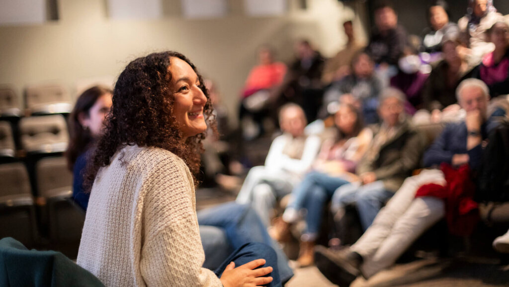 Halima Elkhatabi discute avec le public suite à une projection au Cinéma Public.