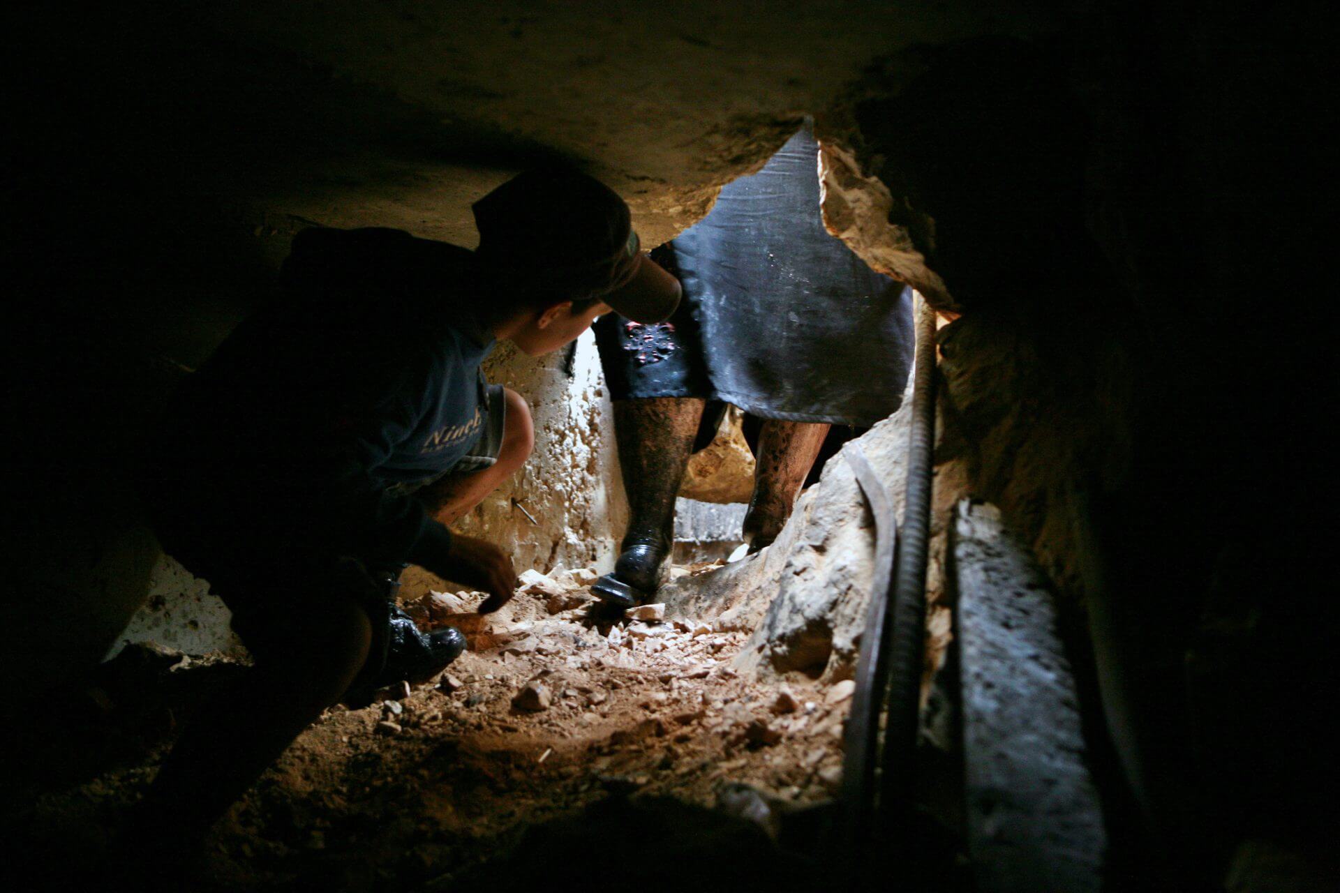 Un jeune Palestinien traverse une brèche dans un mur dans une scène du film Infiltrators.