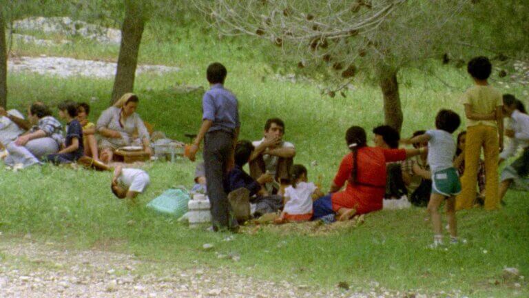 Des Palestiniens font un picnic dans une scène du film Ma'aloul Celebrates its Destruction.