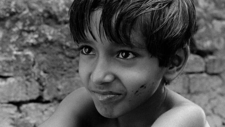 Le petit Apu (Subir Banerjee) dans une scène du film Pather Panchali.