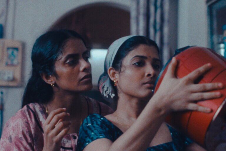 Kani Kusruti et Divya Prabha dans une scène du film All We Imagine As Light.