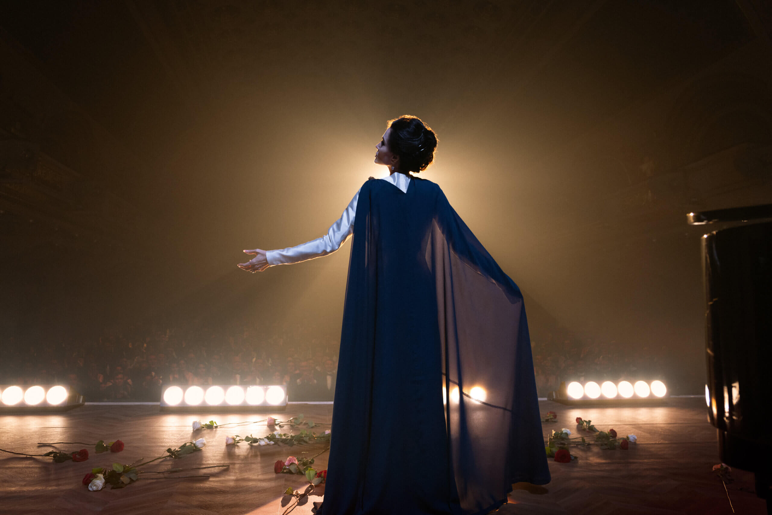 Maria Callas (interprétée par Angelina Jolie) chante sur scène dans le film MARIA.