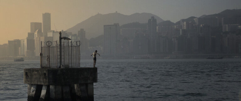 Au large de Hong Kong, un homme s'apprête à plonger dans la mer de Chine méridionale. Image tirée du film Blue Island.