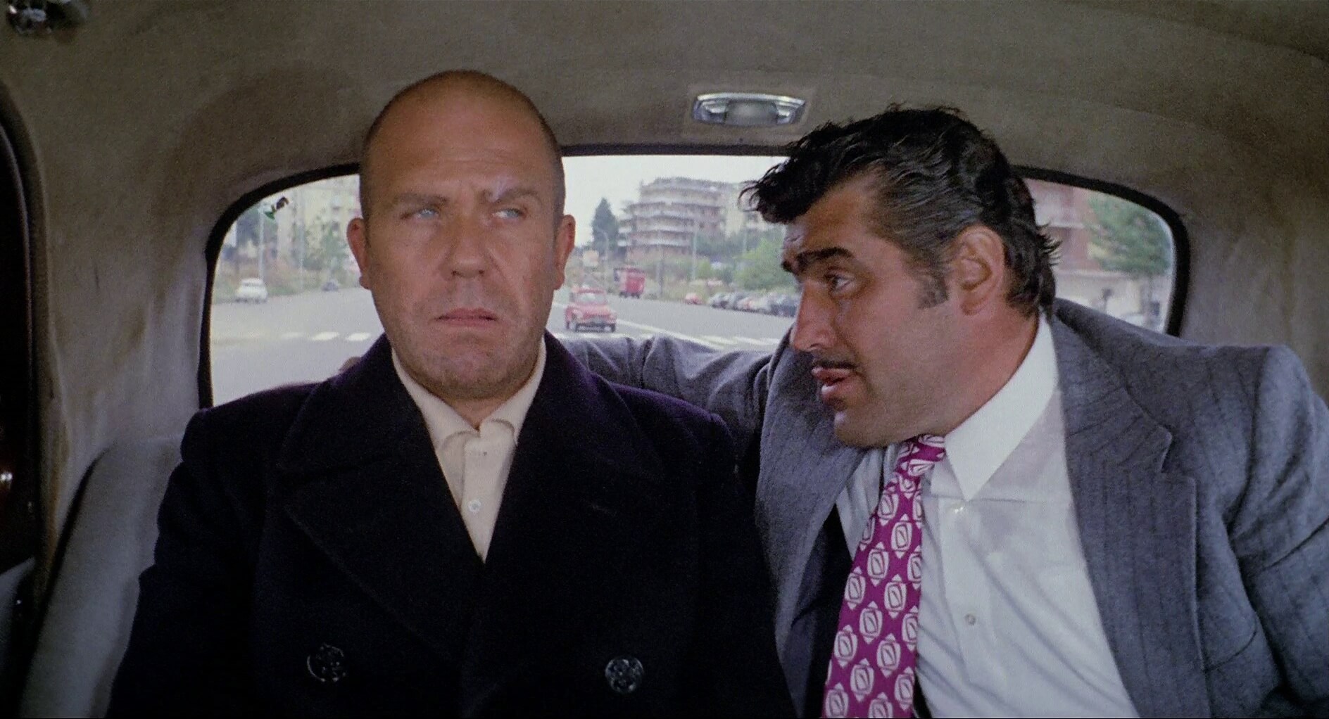 Gastone Moschin et Mario Adorf dans une scène du film Caliber 9.