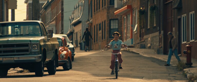 Marilyn Castonguay à vélo dans une scène du film La petite et le vieux.