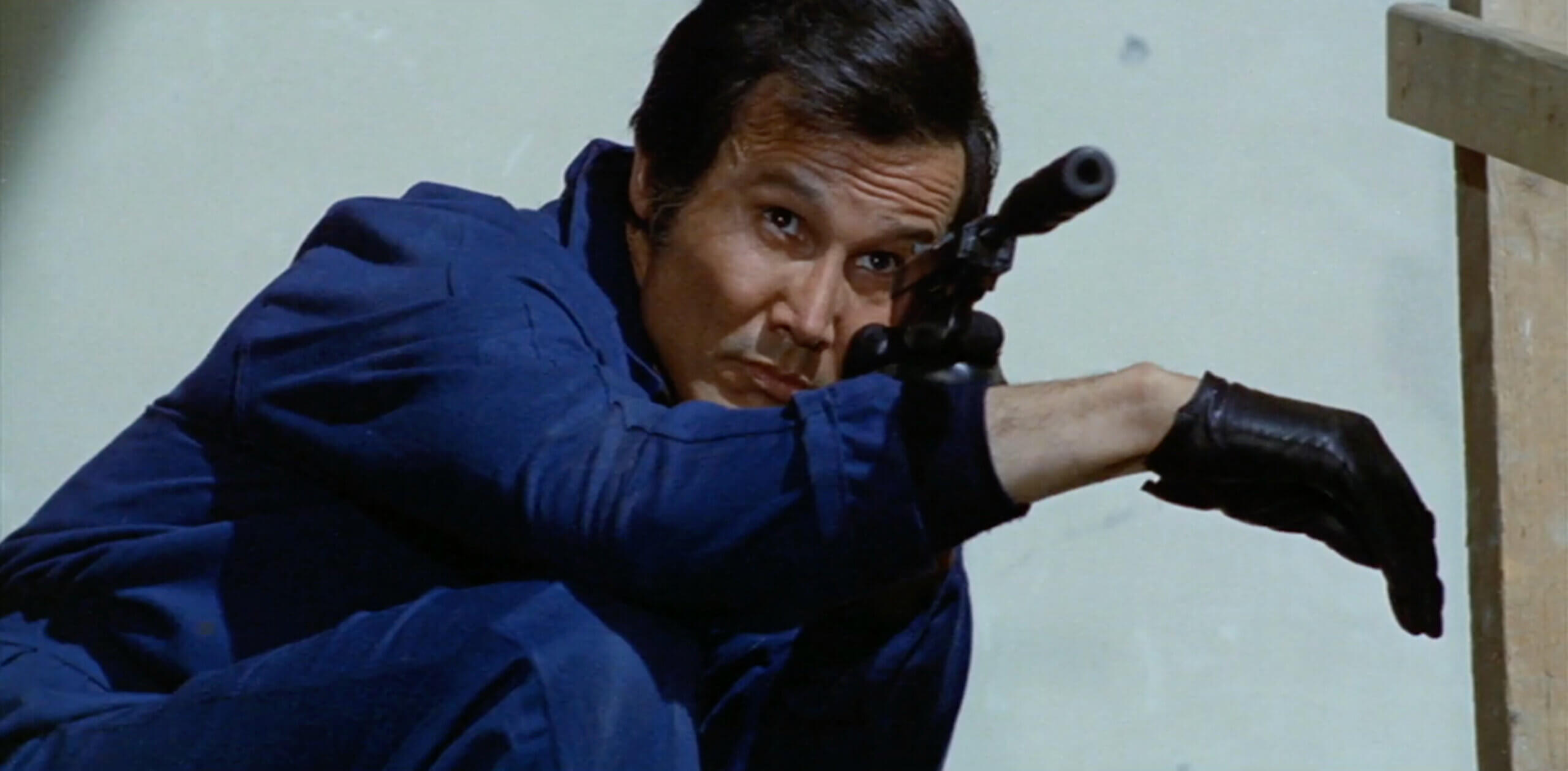 Henry Silva dans une scène du film The Boss.