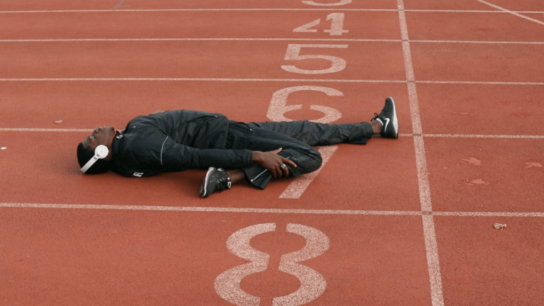 Stevens Dorcelus s'étire sur une piste de course dans le film L'athlète