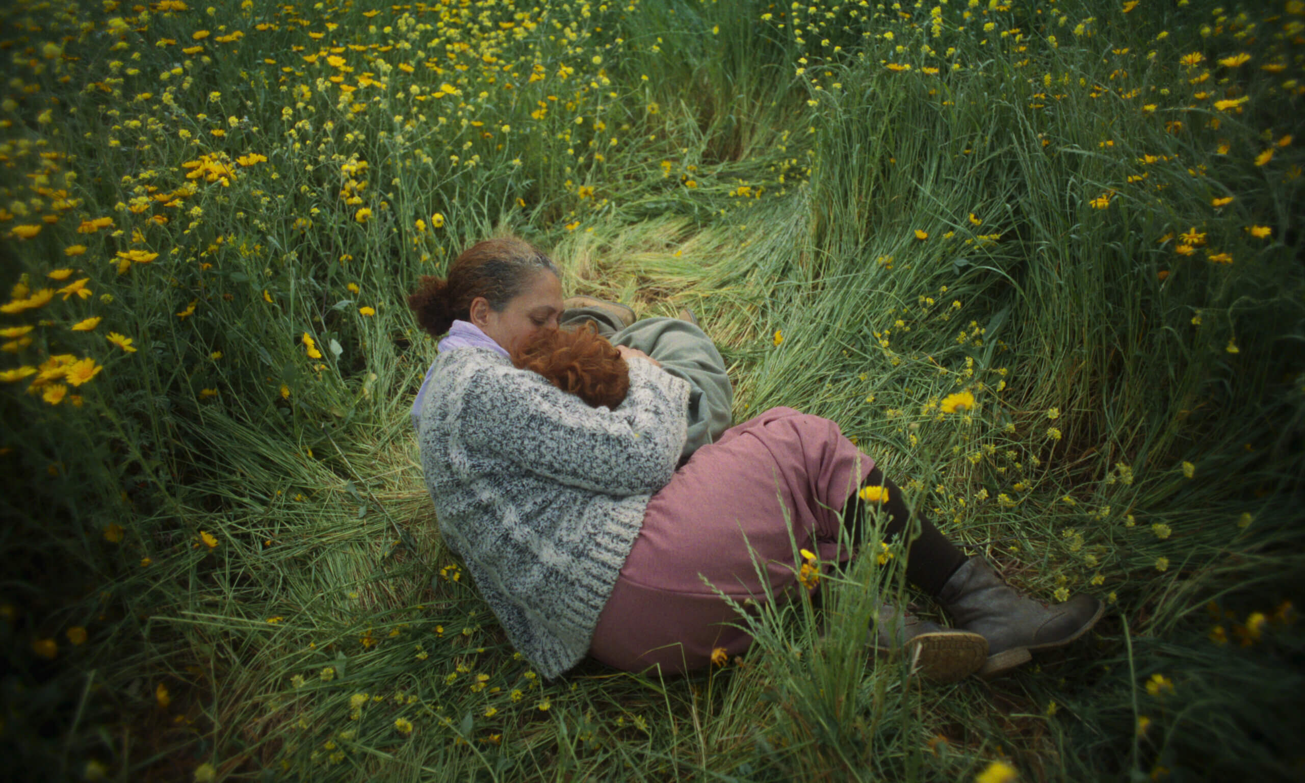 Aïssa et son film Adam couchés dans l'herbe dans une scène du film Là d'où l'on vient.