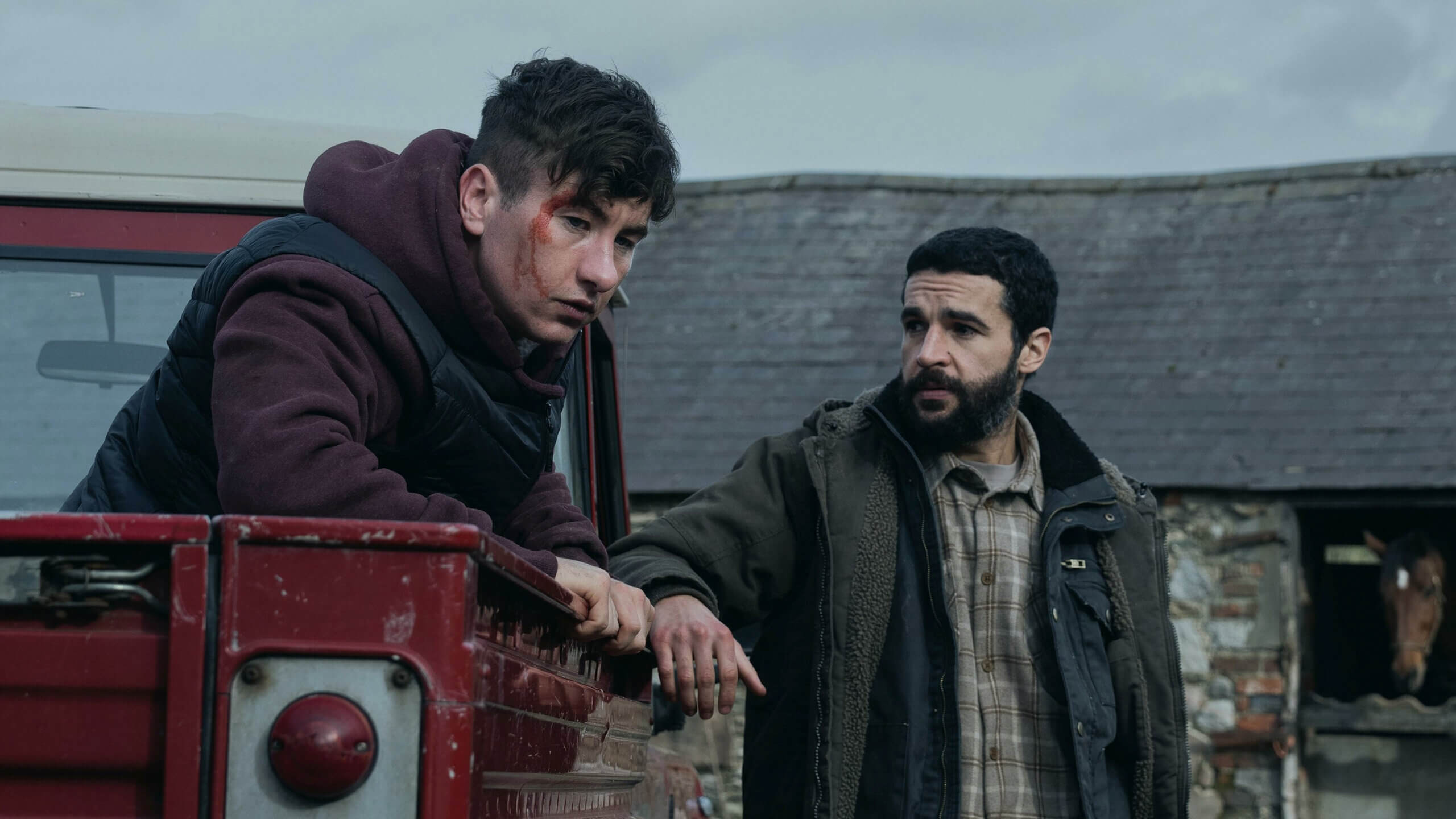 Barry Keoghan et Christopher Abbott dans une scène du film Bring them Down.