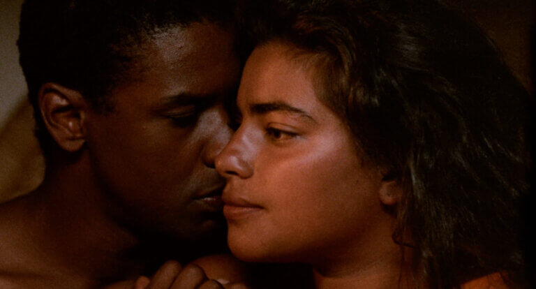 Denzel Washington et Sarita Choudhury dans une scène du film Mississippi Masala.